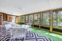 Rainbow River mid-century Estate Sleeps 22+ people and guarantees unlimited fun!