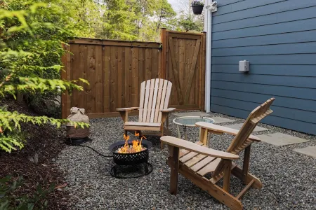 Bright & spacious 1 bedroom suite by the beach!