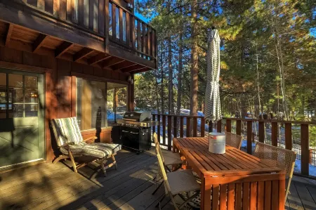 Singing Pines in Marla Bay - Walk to Lake!