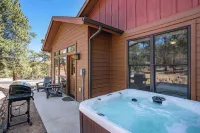 Hillside Hideaway- Family friendly centrally located with AC, Hot Tub, Game Room