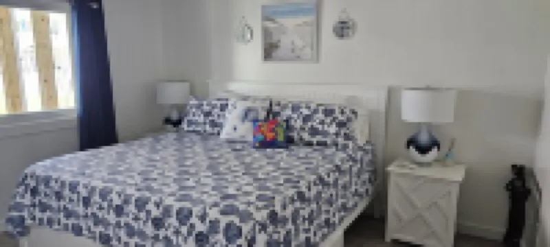 Charming 1-bedroom apartment with King Bed.  No Stairs.  Steps to the Ocean.