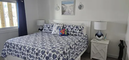 Charming 1-bedroom apartment with King Bed.  No Stairs.  Steps to the Ocean.