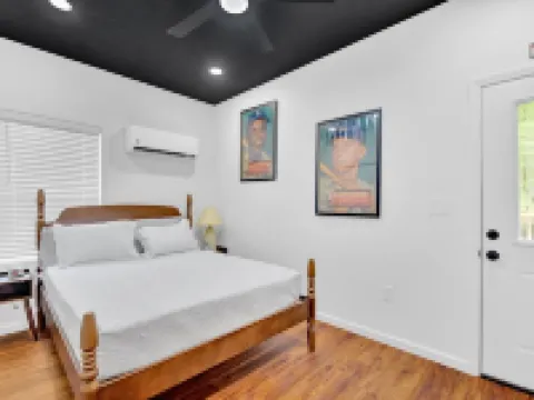 Bristol’s Doo-Wop Den – A 1950s-Themed Retreat with a Modern Twist Hotels in Bristol