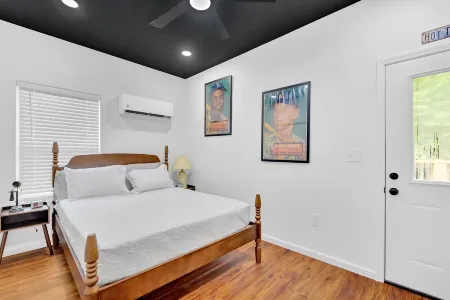 Bristol’s Doo-Wop Den – A 1950s-Themed Retreat with a Modern Twist