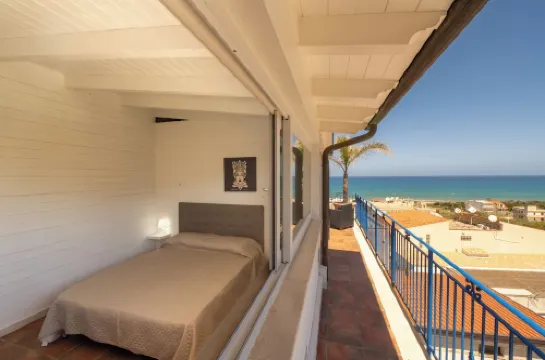 Amazing 100sqm Apartment 200m from the sea 6 people "GmC"