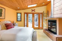 Cabin Nestled in Forested Canyon Các khách sạn gần Hawthorne Gallery