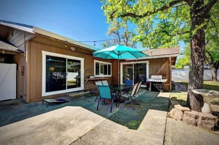 ✨ *NEW* Peaceful Modern Retreat w/ BBQ 🍗 Pool 🌊 Foosball ⚽️