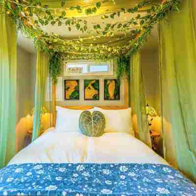 Rainforest Tiny Home Retreat: Enchanted Rooms