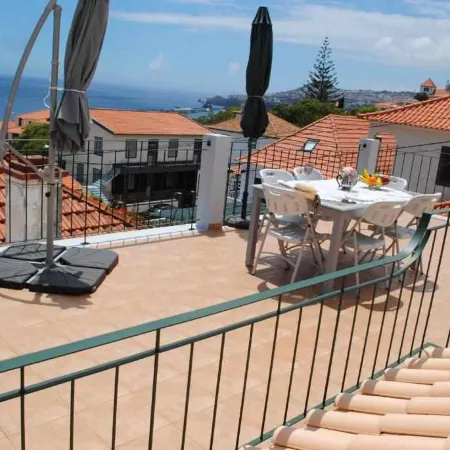 Vila Rosa - Casa renovada com vista para o mar