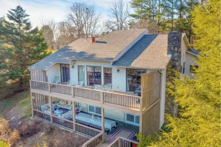 Charming Lakefront Oasis, Spacious, Self Check-In