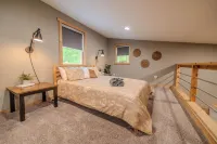 Nature’s Nest Hot Tub • Fire Pit • Deck Views • Near Old Man’s Cave