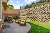 Luxury 4 BR/3BA home in a gated San Diego Community with a sauna & Tesla Charger 선셋 공원 주변 호텔