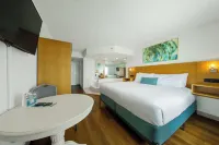 Beachcomber Beachfront Hotel, a by the Sea Resort - Balkoner