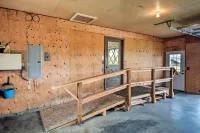 Farmhouse in Country Setting Near Gravity Hill - parking