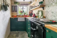 Bramley Cottage Romantic Bolthole Sleeps 2 (Dog Friendly) Near Award Winning Pub