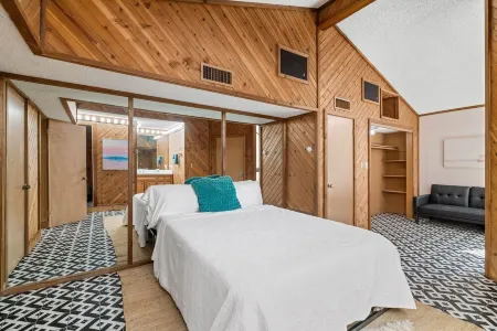 Lake Travis Gem, Golf, boat, Tennis, Pool