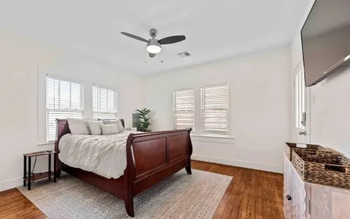 Neon Moon ...Spacious 5-bedroom house steps from Campus and Downtown Lafayette