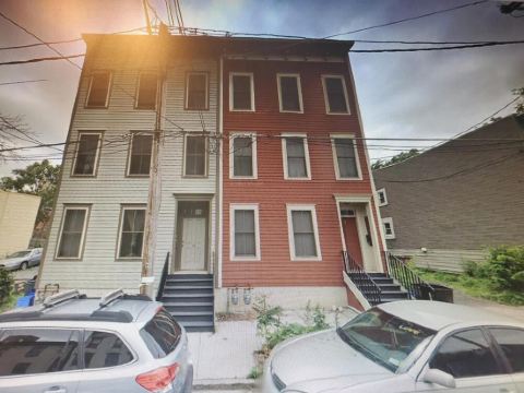Big Center Square Town House retreat in the shadows of Empire Plaza.