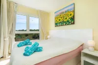 On the beach, with pool ! Super sea view, fiber optic internet, air conditioning Hotel di Sant Llorenc des Cardassar