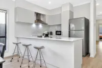 Modern 4-bedroom Costal Retreat - Minutes from Aldinga's Drive on Beach