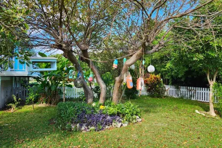 Charming 2 BR cottage in Great Guana Cay short walk to beach,  AC WiFi Generator Отели в г. Грэйт Гвана Кей