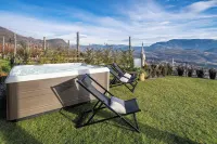 Luxury House with Panoramic View, Hot Tub & Private Parking