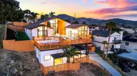 Sunset Oasis Pool Home + Stunning San Diego Views + Pool Table + Ping Pong Table