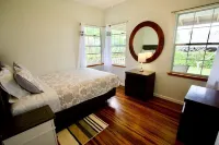 Albatross Ohana~Top location~3 bedroom house w/ loft, waterfall views~ small pet