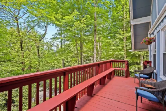 Blue Ridge Mountains Getaway Cabin • Skiing • Firepit • Outdoor Theater