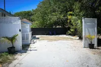 Stylish Island Stay| Private Patio + A/C + Wine Hotel a 