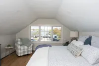 Charming 2-bedroom escape in the center of historic Wickford Village Hotels in North Kingstown