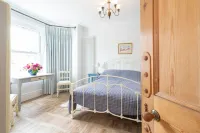 Bembridge Village 1 Minute Walk 4 Bedrooms 2 Bathrooms Plus Good Garden