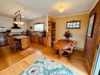 Arty Californian Bungalow Home in the Heart of Hobart Hotels in West Hobart