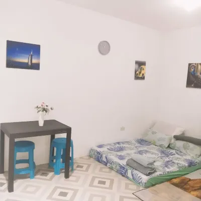 Cozy air-conditioned room with homestay, movie, work/study. Complimentary WiFi Hotels in 