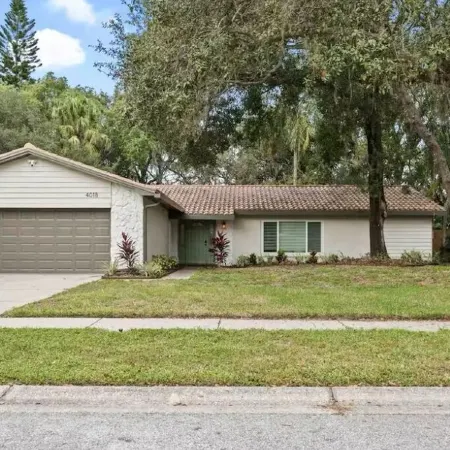 Heated pool.  4-bedroom house. 6.9 miles to honeymoon Beach.