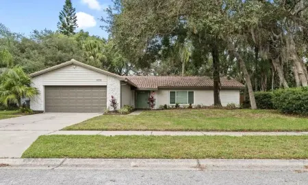 Heated pool.  4-bedroom house. 6.9 miles to honeymoon Beach.