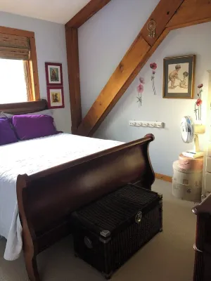 4 Season/4 bedroom  Log Home in Southampton. Walking distance to downtown/beach Отели рядом с достопримечательностью «Southampton Beach»