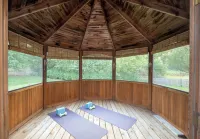 1/2 Acre Retreat: 100" TV, Open layout Navy Base and Six Flags Great America