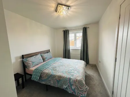 Spacious 5-bedroom house in charming East Calder with WiFi Отели в г. Киркньютон