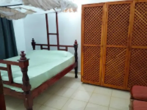 3 minutes walk to the beach, and the mall!