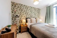 Luxury Retreat for 10 with Hot Tub and Spacious Garden 페일스워쓰 호텔