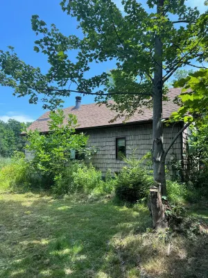 Classic cottage country, a short stroll to the beach!