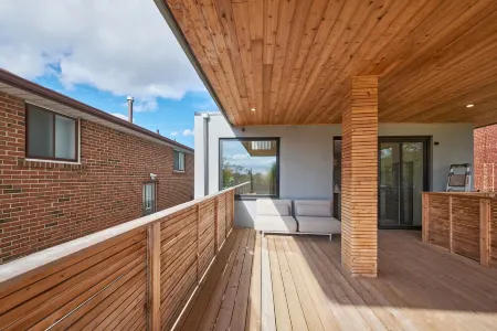 Private Jack-and-Jill bedrooms and private washroom, in a shared house Отели рядом с достопримечательностью «Блэк Крик Пайонир Виллидж»