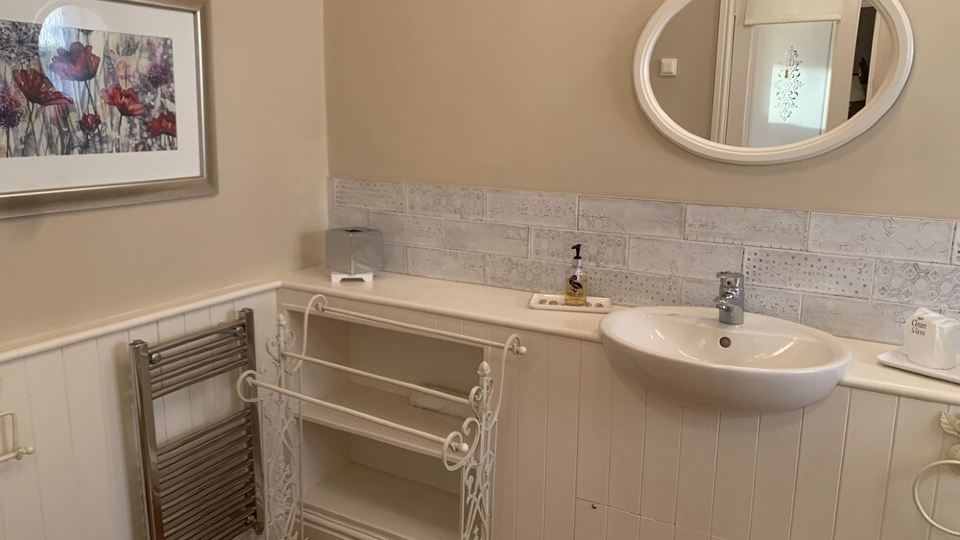 Cosy and spacious cottage in beautiful surroundings with private outside area