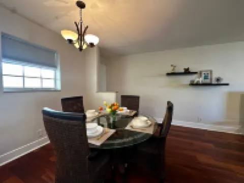 Cozy Coastal Getaway / Short walk to Intracoastal / Pool Access.