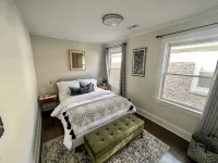 A luxury vintage condo close to lakefront and minutes from downtown! Các khách sạn ở Cook County