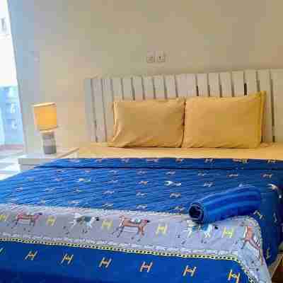La Siesta Abidjan-Charming 2-bedroom Split-Mezzanine level apartment; WiFi-AC. Rooms