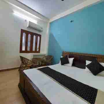 Room 2 - Near to River & Golden temple. Close to all visiting places is nearby Rooms