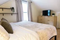 2 Min Walk to Windham Town | Hot Tub | Fire Pit