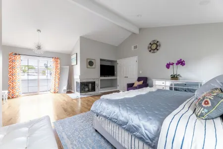 Charming townhome in Redondo Beach Отели рядом с достопримечательностью «Redondo Beach The Pier Sign»